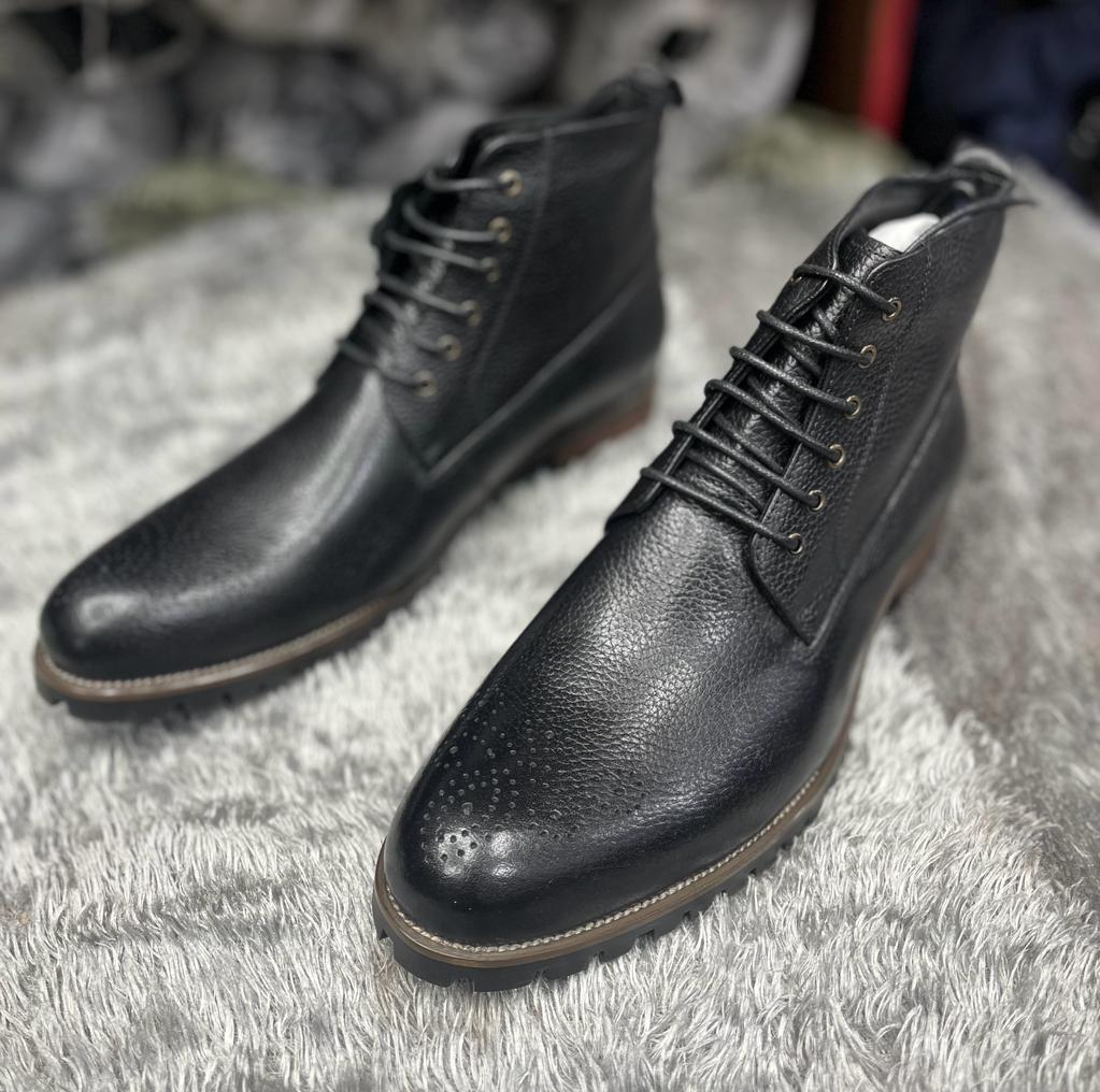 Mens round toe laced up leather black boots